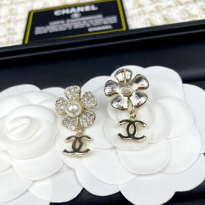 CC Flower-shaped Diamond Stud Earrings